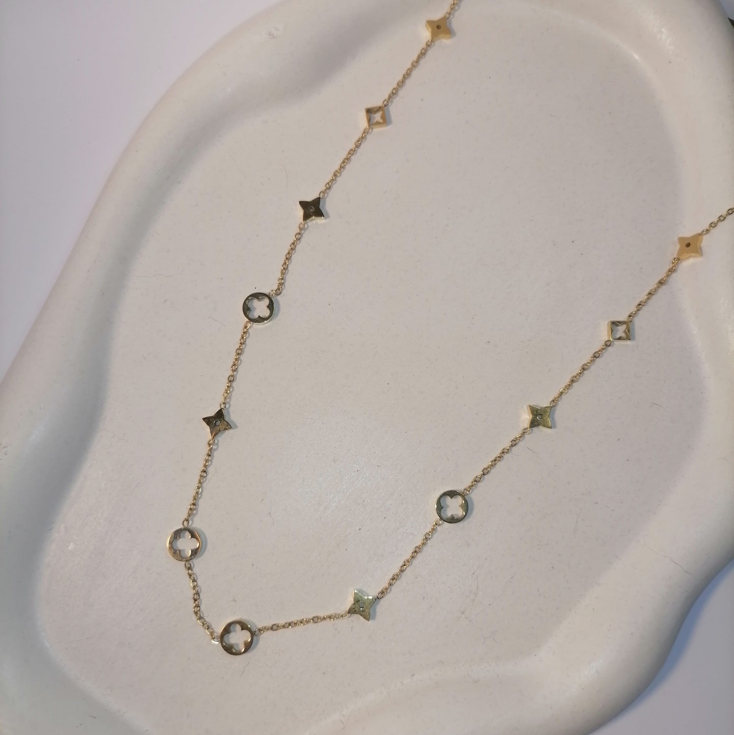 JD003 | Conjunto de collar y pulsera en acero dorado tréboles calados