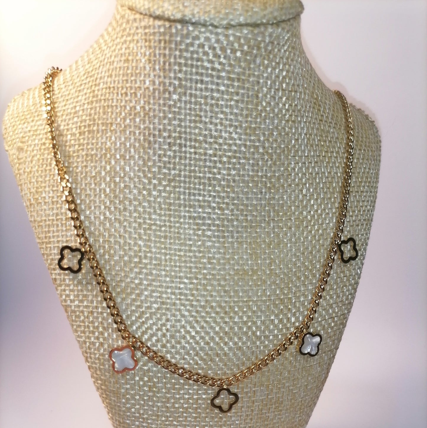 JD004 | Conjunto de collar y pulsera en acero dorado tréboles calados y nácar
