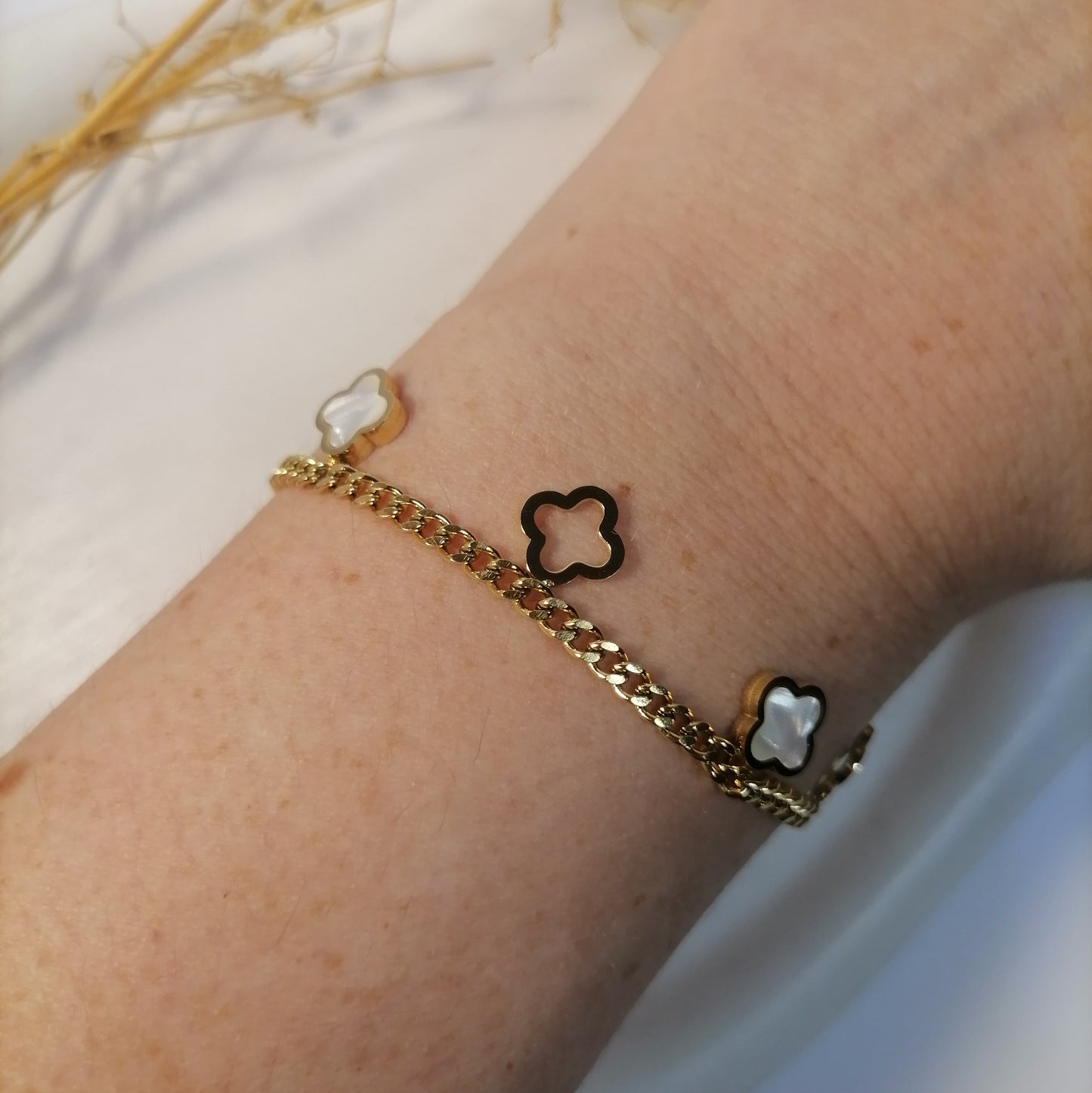 JD004 | Conjunto de collar y pulsera en acero dorado tréboles calados y nácar