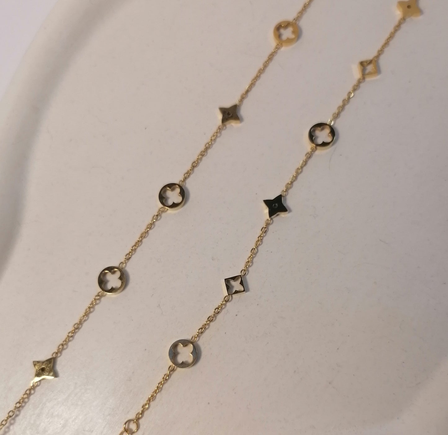 JD003 | Conjunto de collar y pulsera en acero dorado tréboles calados