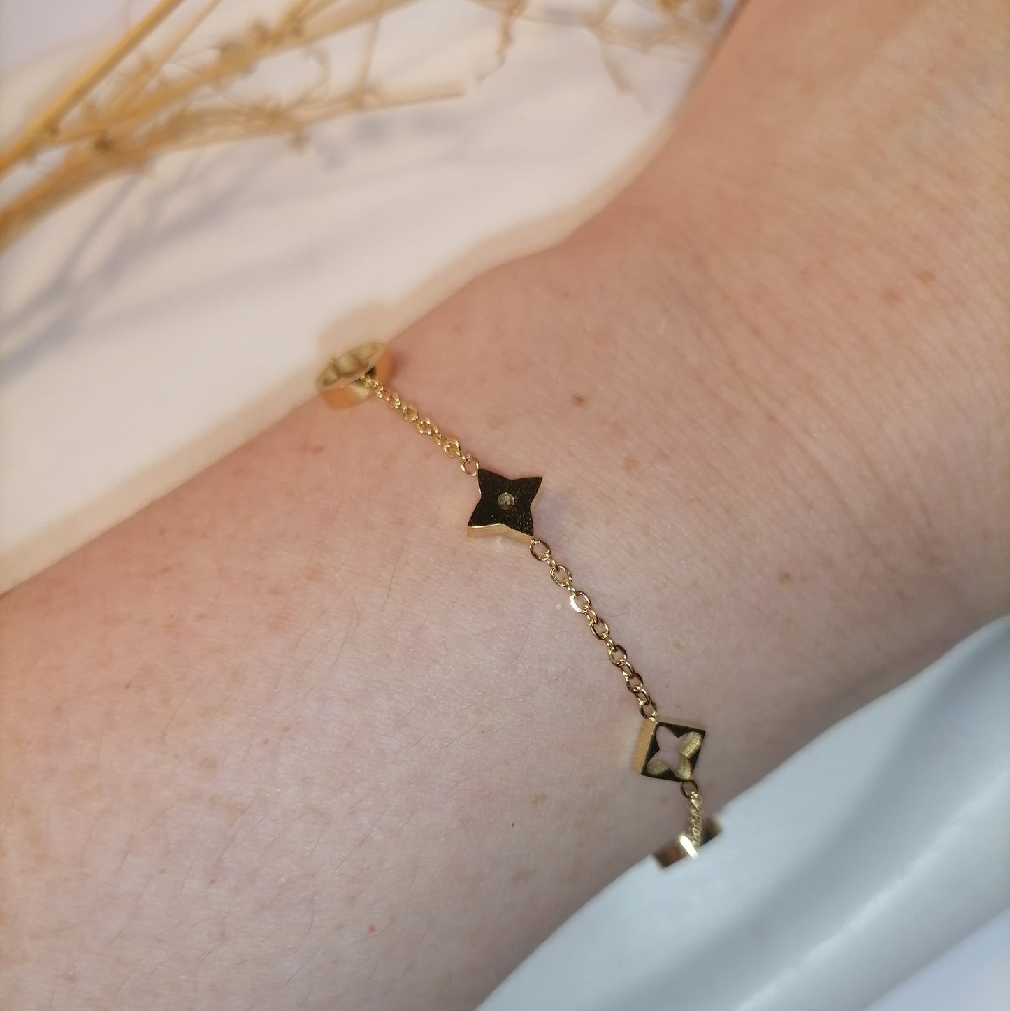JD003 | Conjunto de collar y pulsera en acero dorado tréboles calados