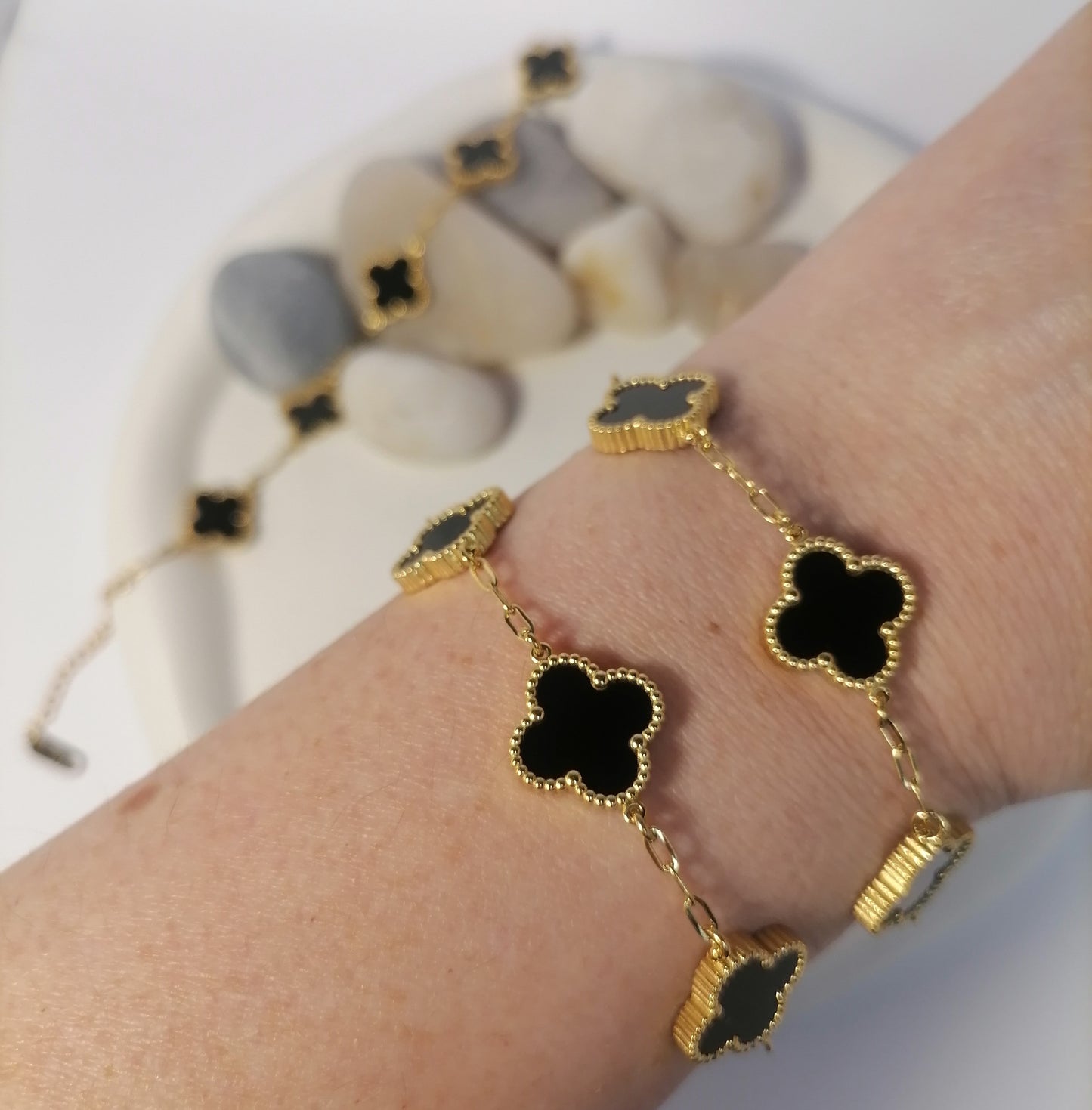 PD011 | Pulsera acero dorado tréboles de cuatro hojas esmaltado negro