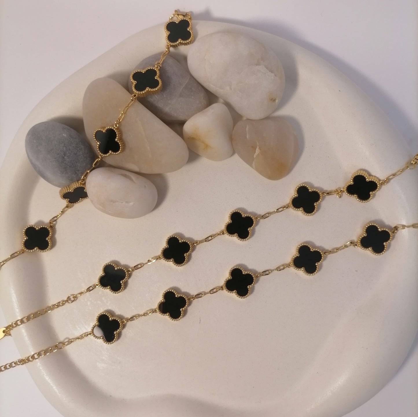 PD011 | Pulsera acero dorado tréboles de cuatro hojas esmaltado negro
