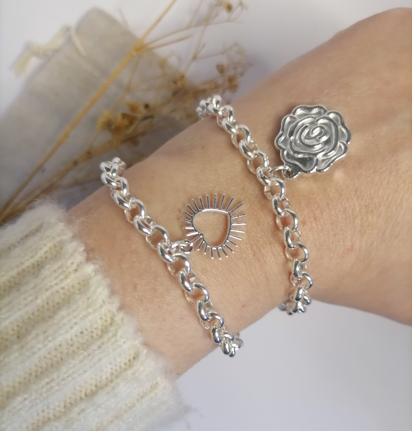 PQ007 | Pulsera rolo con dije en acero blanco