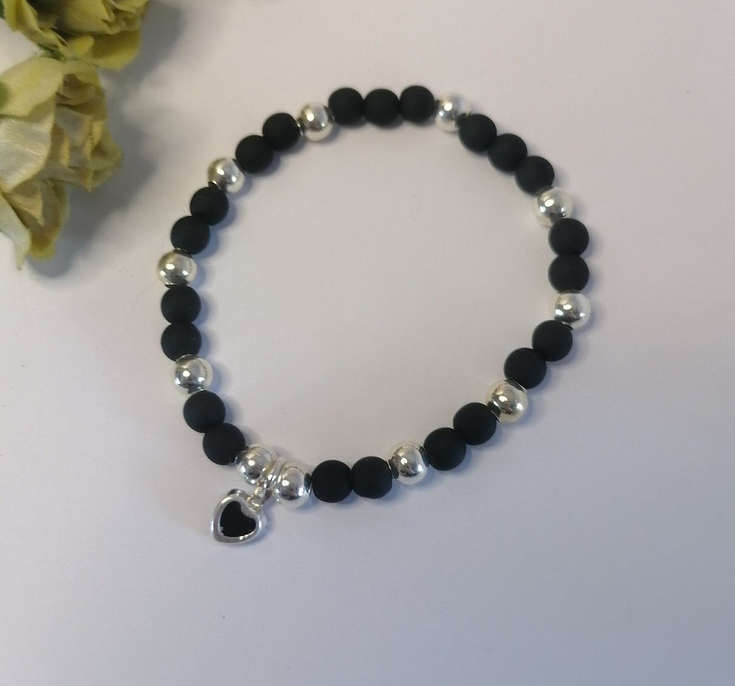 PQ011 | Pulsera cuentas negro mate con dije corazón en acero blanco
