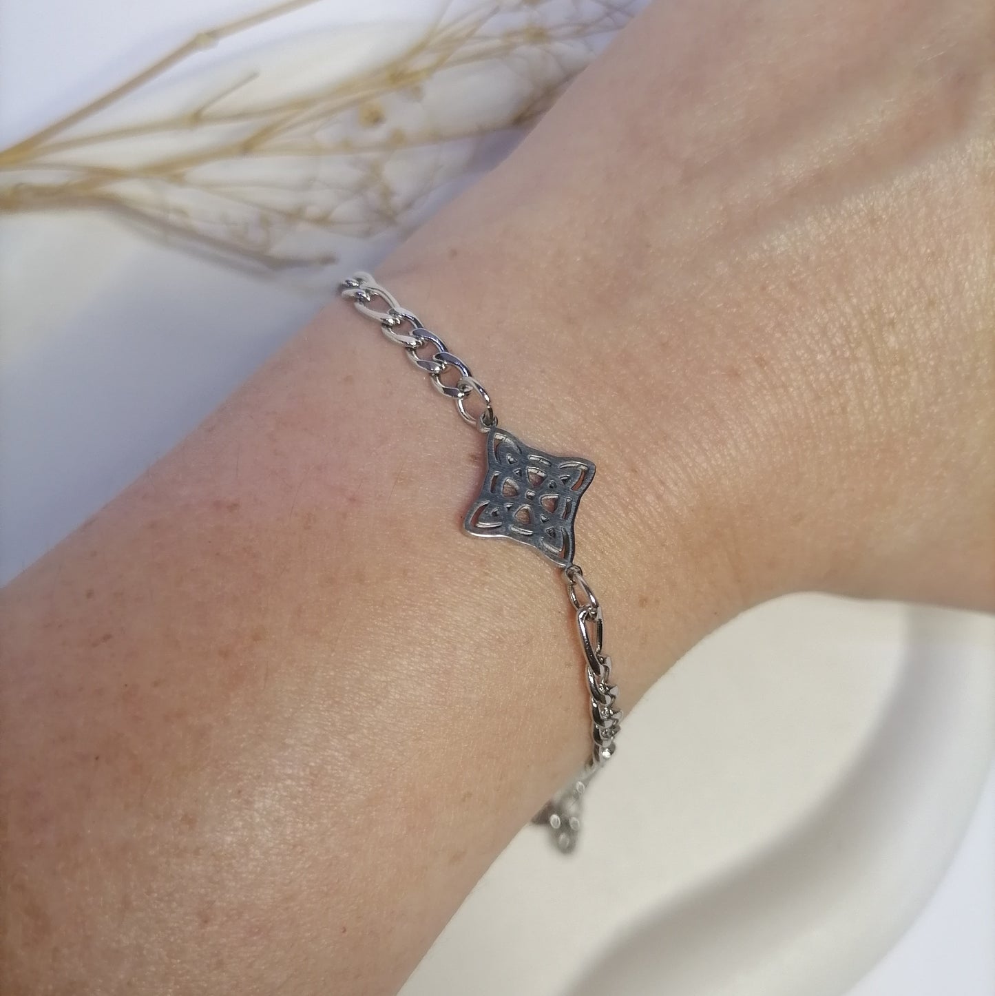 PQ025 | Pulsera en acero inoxidable nudo de bruja