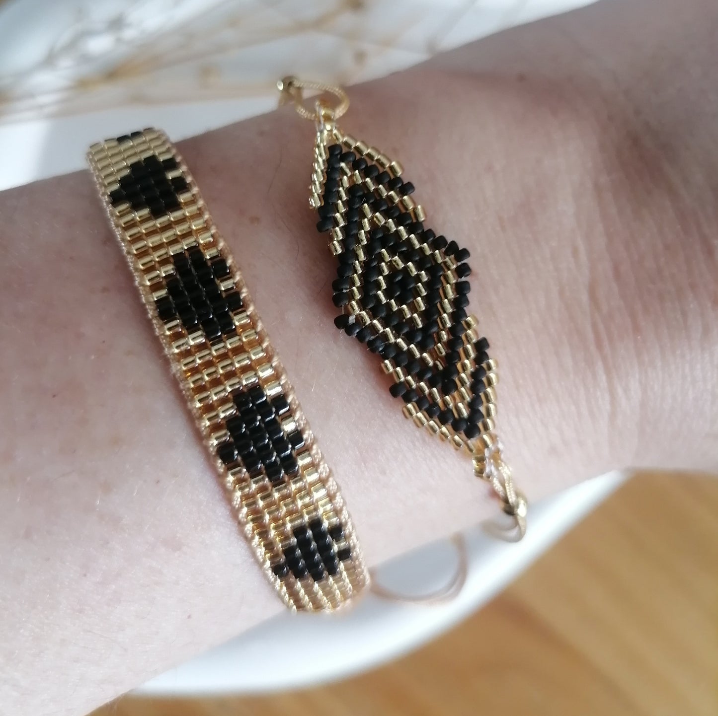 PT002 | Pulsera tejida regulable de canutillos