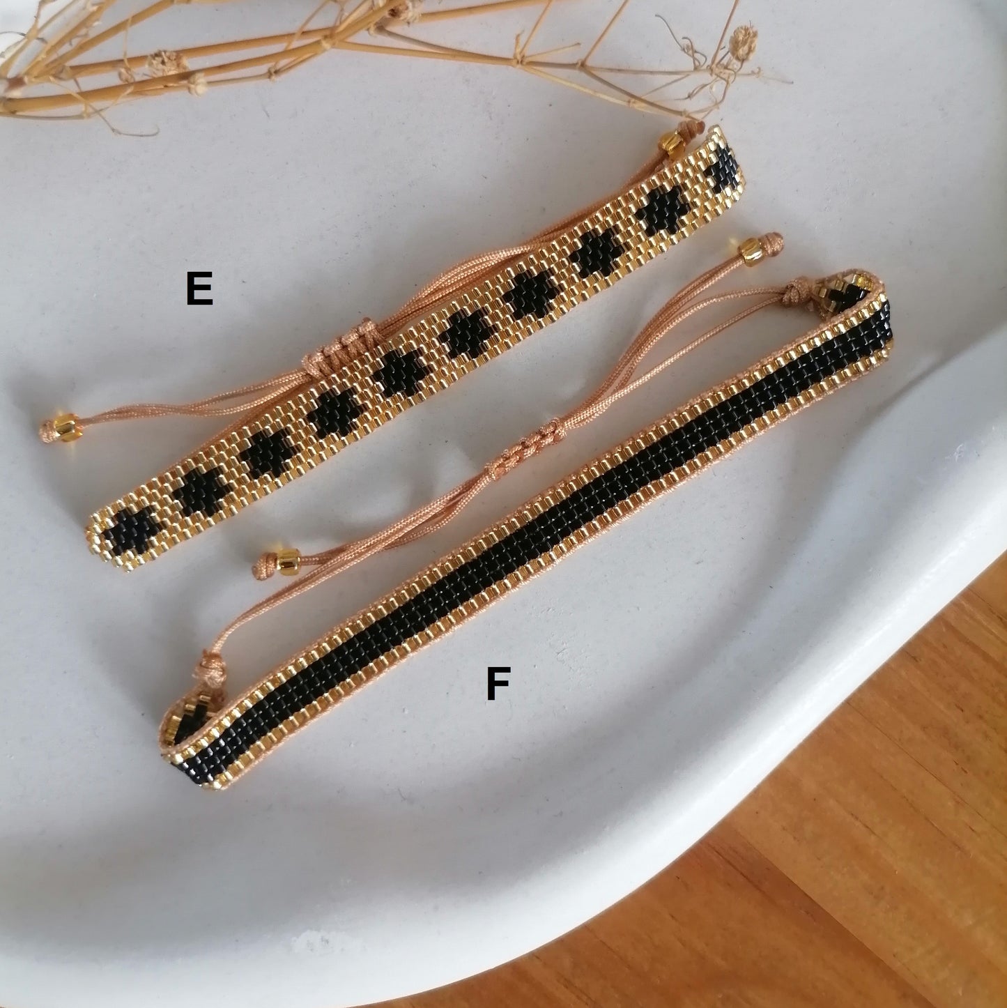 PT003 | Pulsera tejida regulable de canutillos