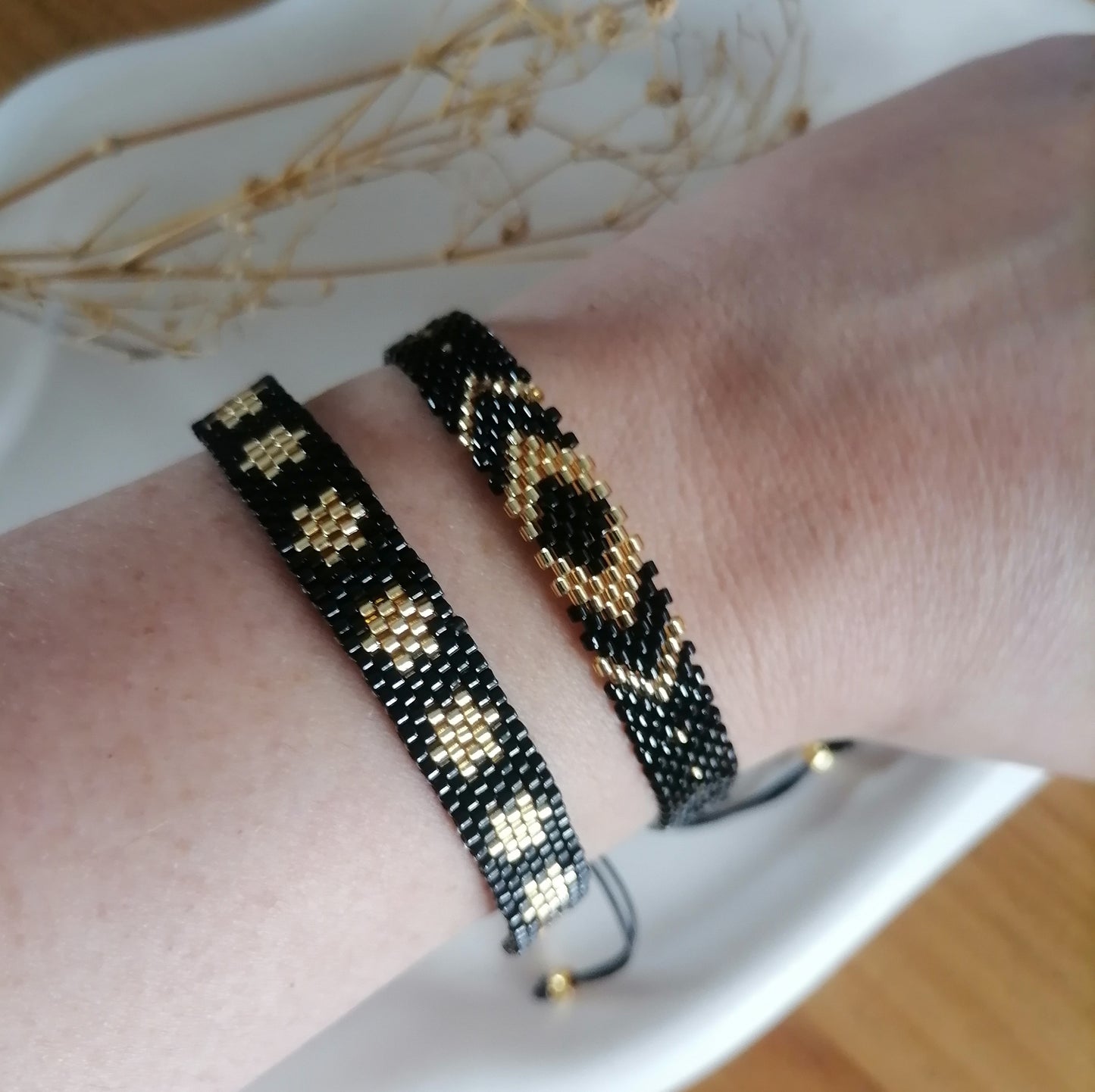 PT004 | Pulsera tejida regulable de canutillos