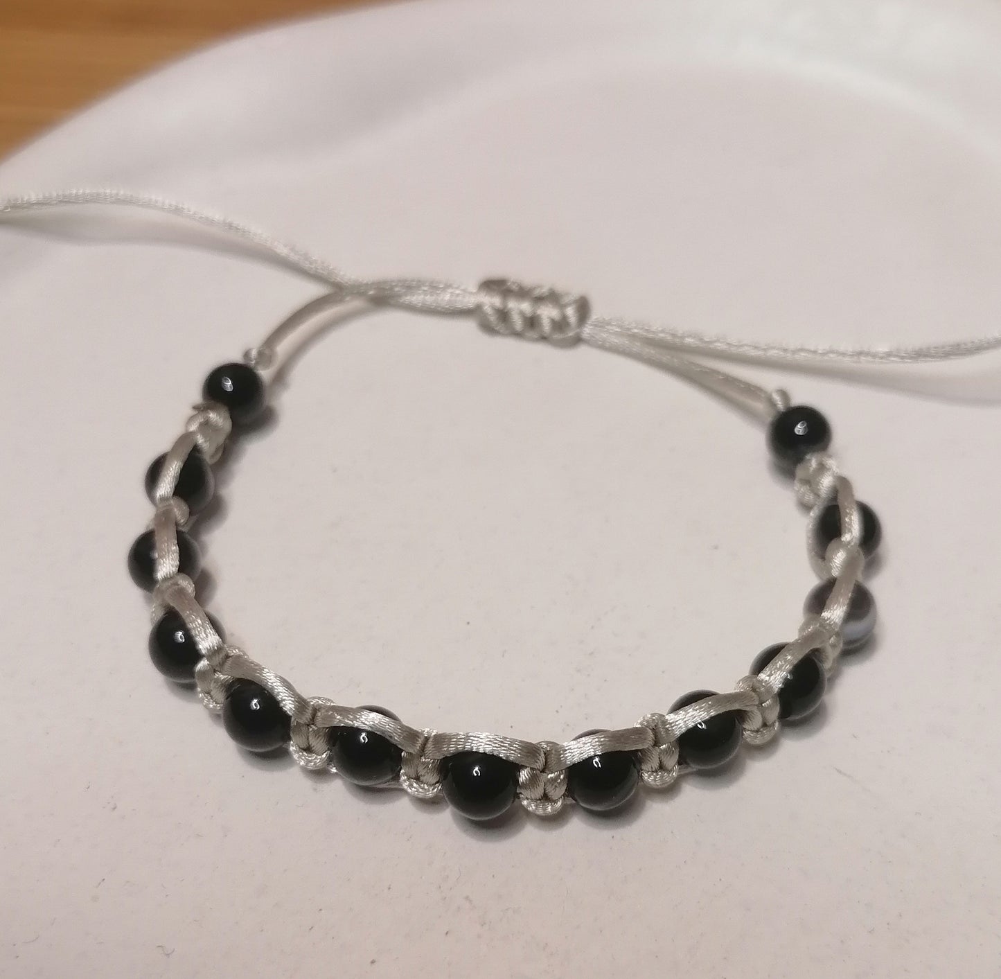 PT007 | Pulsera tejida regulable con perlas de ágata negra