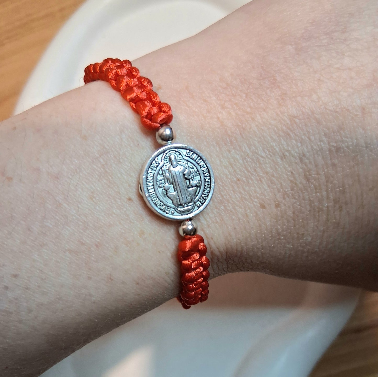 PT027 | Pulsera tejida ajustable con medalla de San Benito