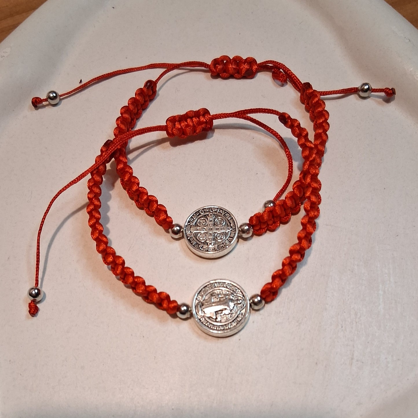 PT027 | Pulsera tejida ajustable con medalla de San Benito