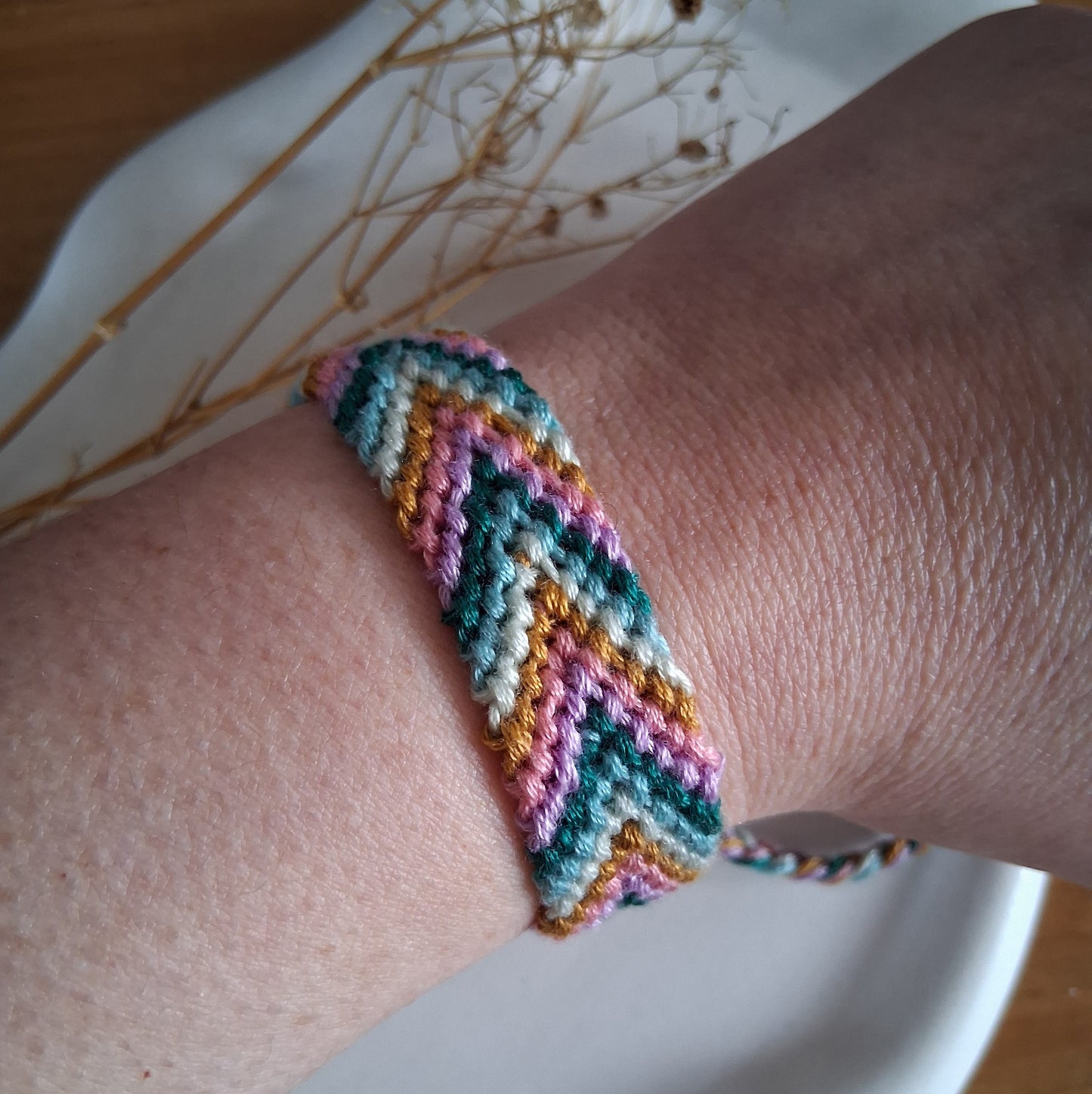 PT034 | Brazalete multicolor tejido ajustable en hilo de algodón diseño Chevron