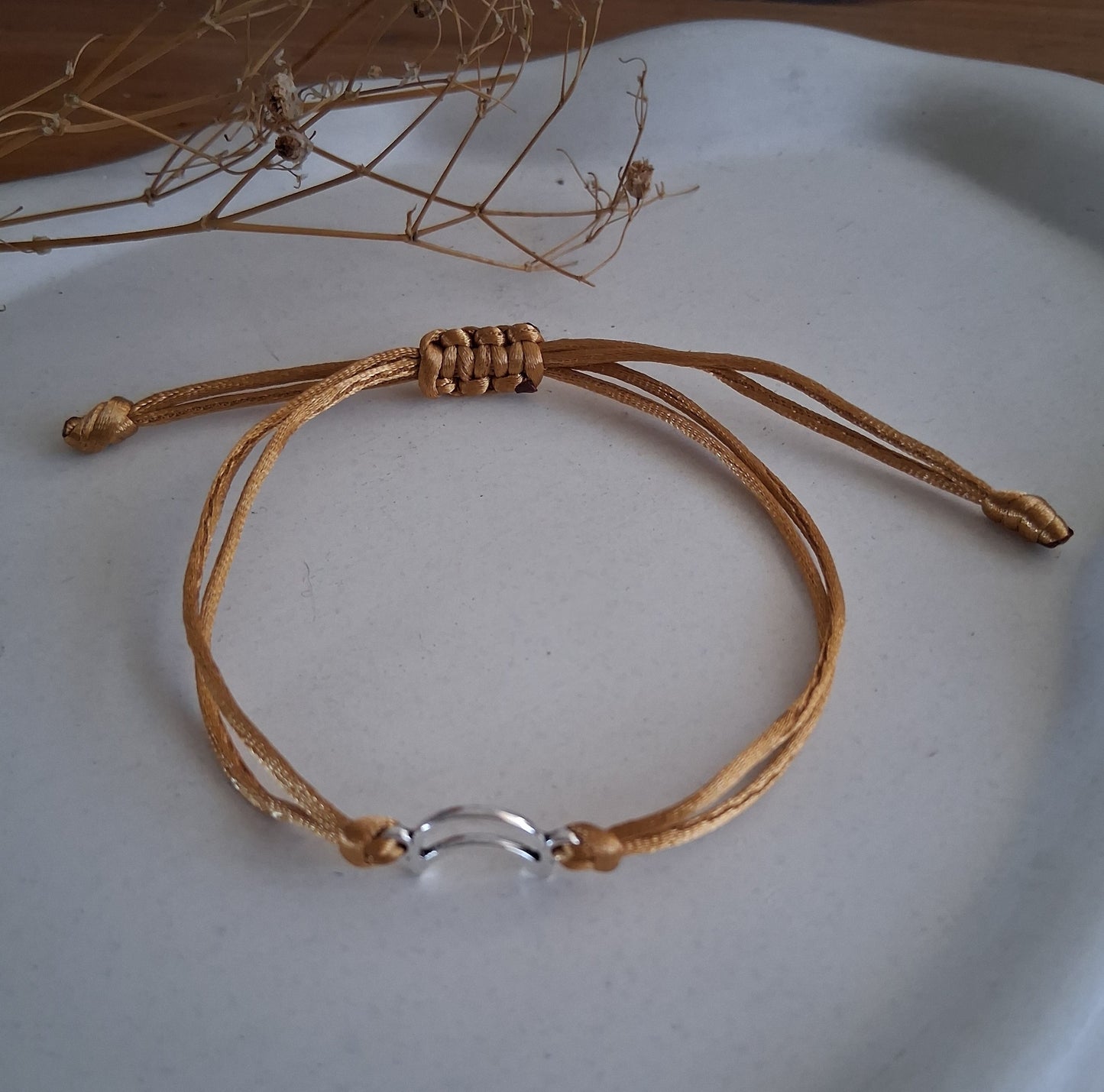 PT035 | Pulsera tejida ajustable con conector y separadores metálicos