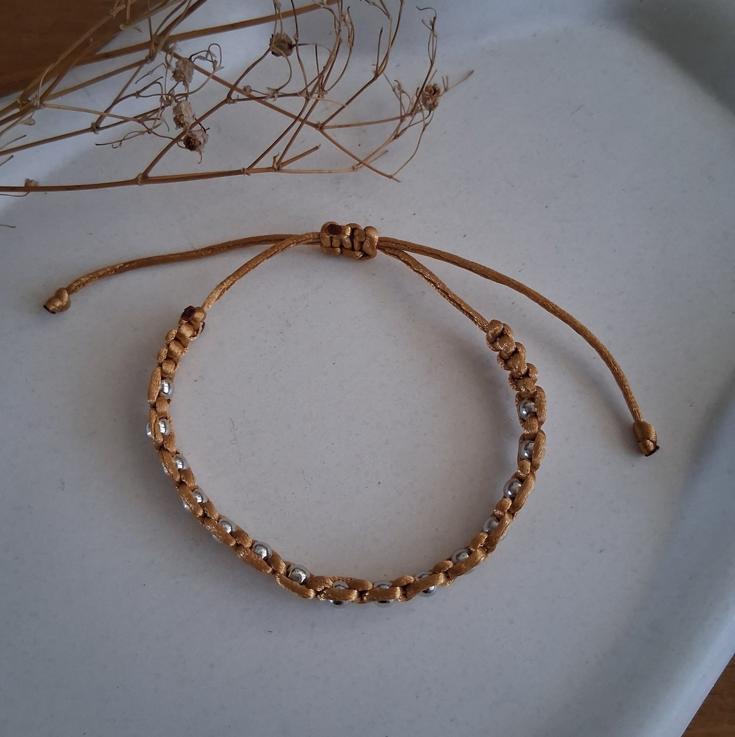 PT035 | Pulsera tejida ajustable con conector y separadores metálicos