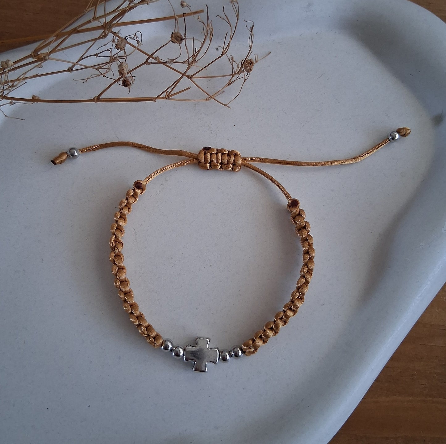 PT035 | Pulsera tejida ajustable con conector y separadores metálicos