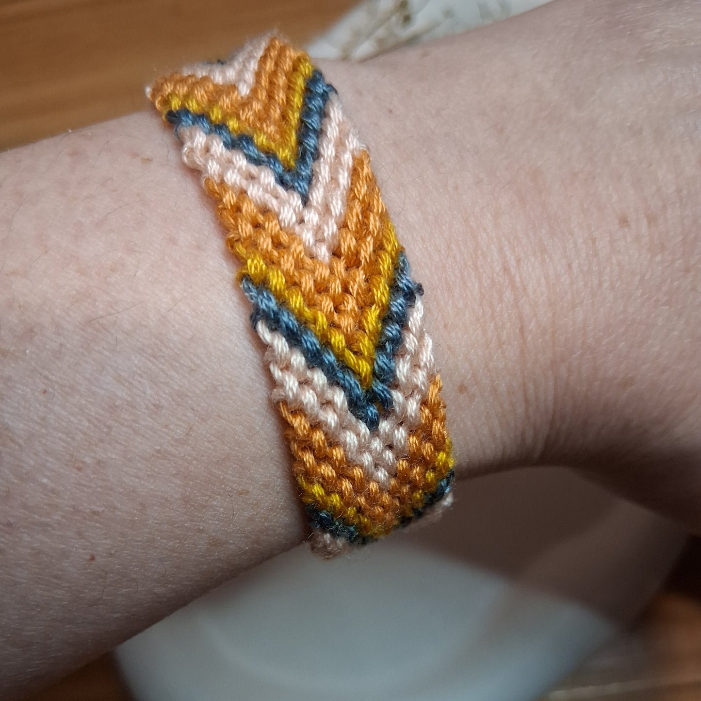 PT042 | Brazalete tejido ajustable en hilo de algodón diseño Chevron