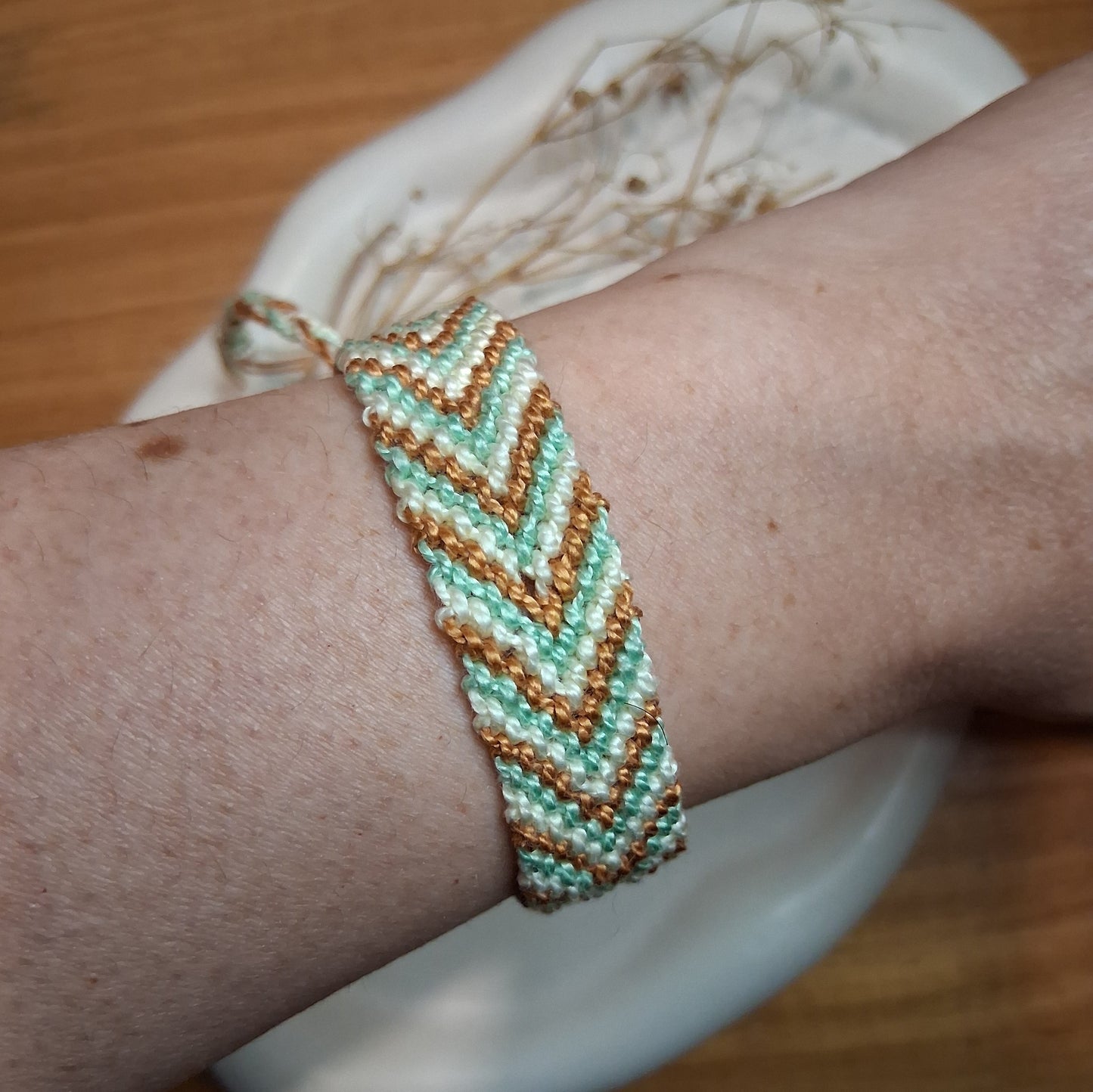PT043 | Brazalete tejido ajustable en hilo de algodón diseño Chevron