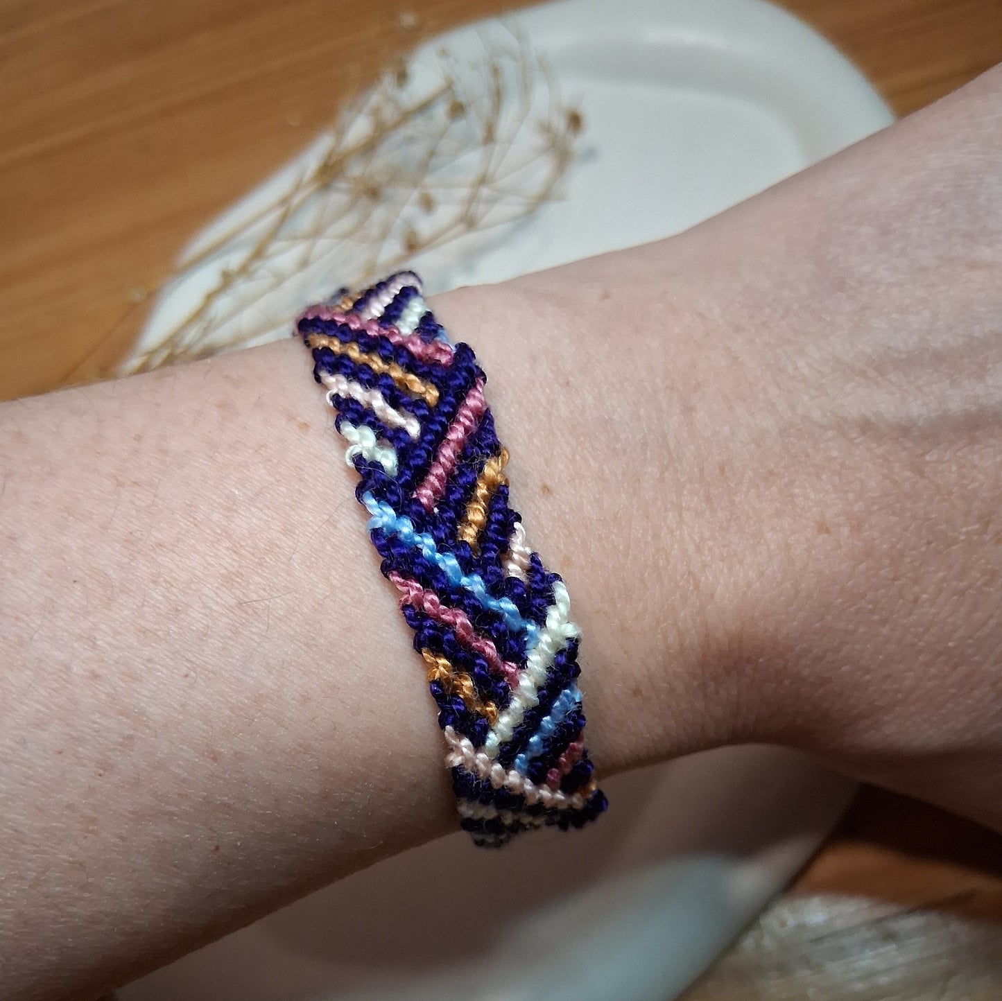 PT044 | Brazalete tejido ajustable en hilo de algodón diseño líneas entrelazadas