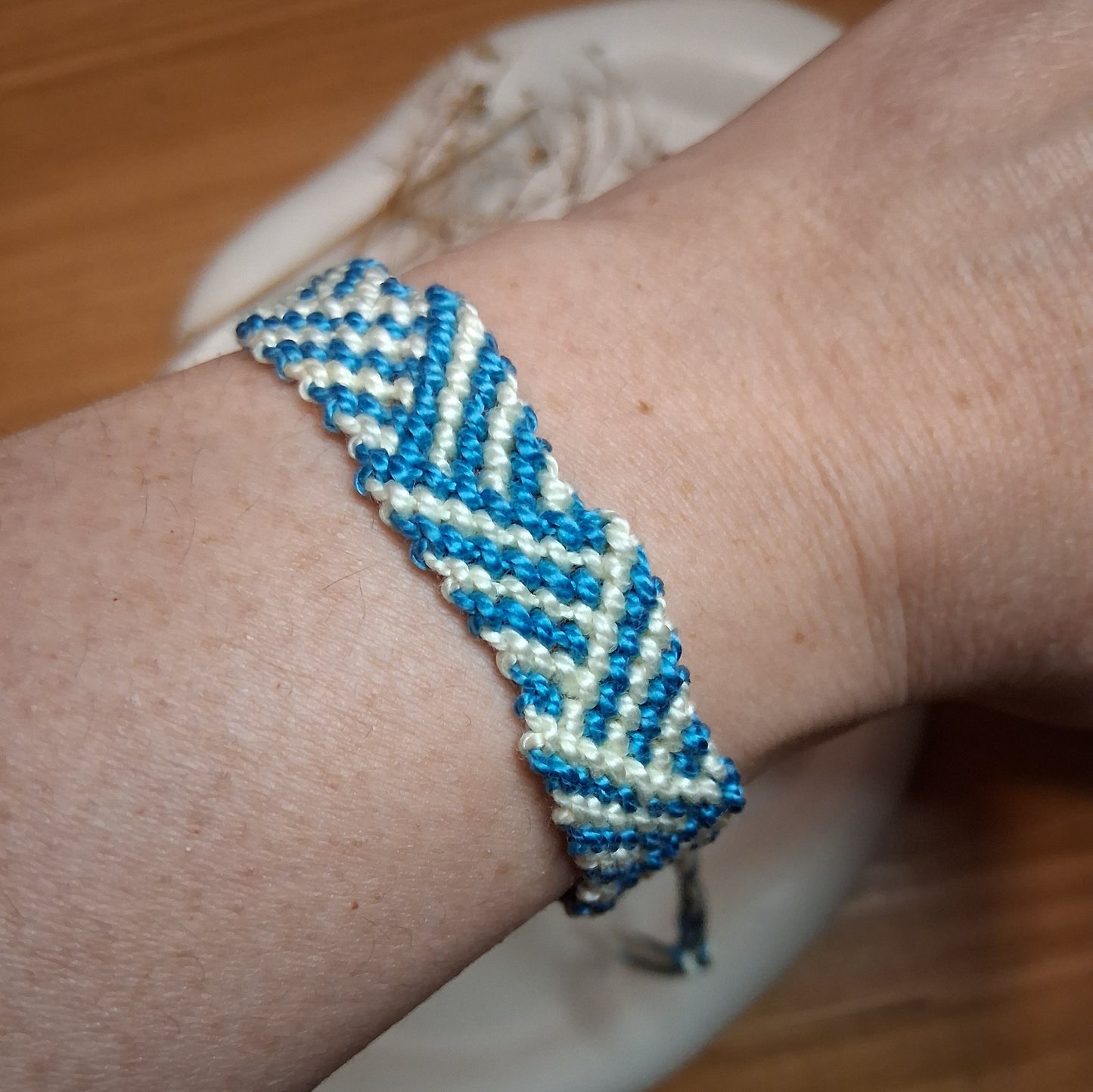 PT044 | Brazalete tejido ajustable en hilo de algodón diseño líneas entrelazadas