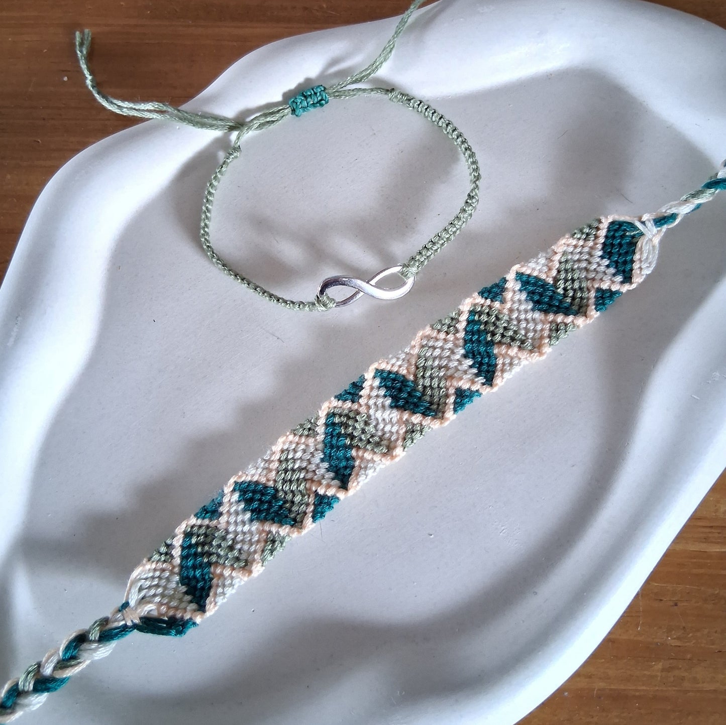 PT047 | Dúo de pulsera y brazalete ancho combinado ajustable en hilo de algodón