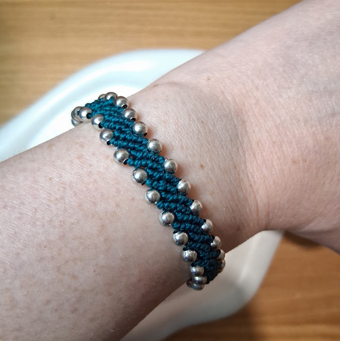 PT057 | Pulsera tejida ajustable con balines metálicos