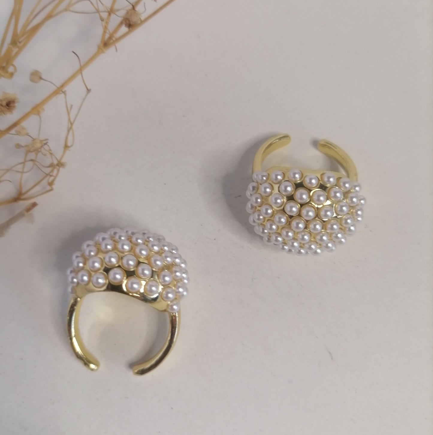 RD001 | Anillo abierto en acero dorado con perlitas