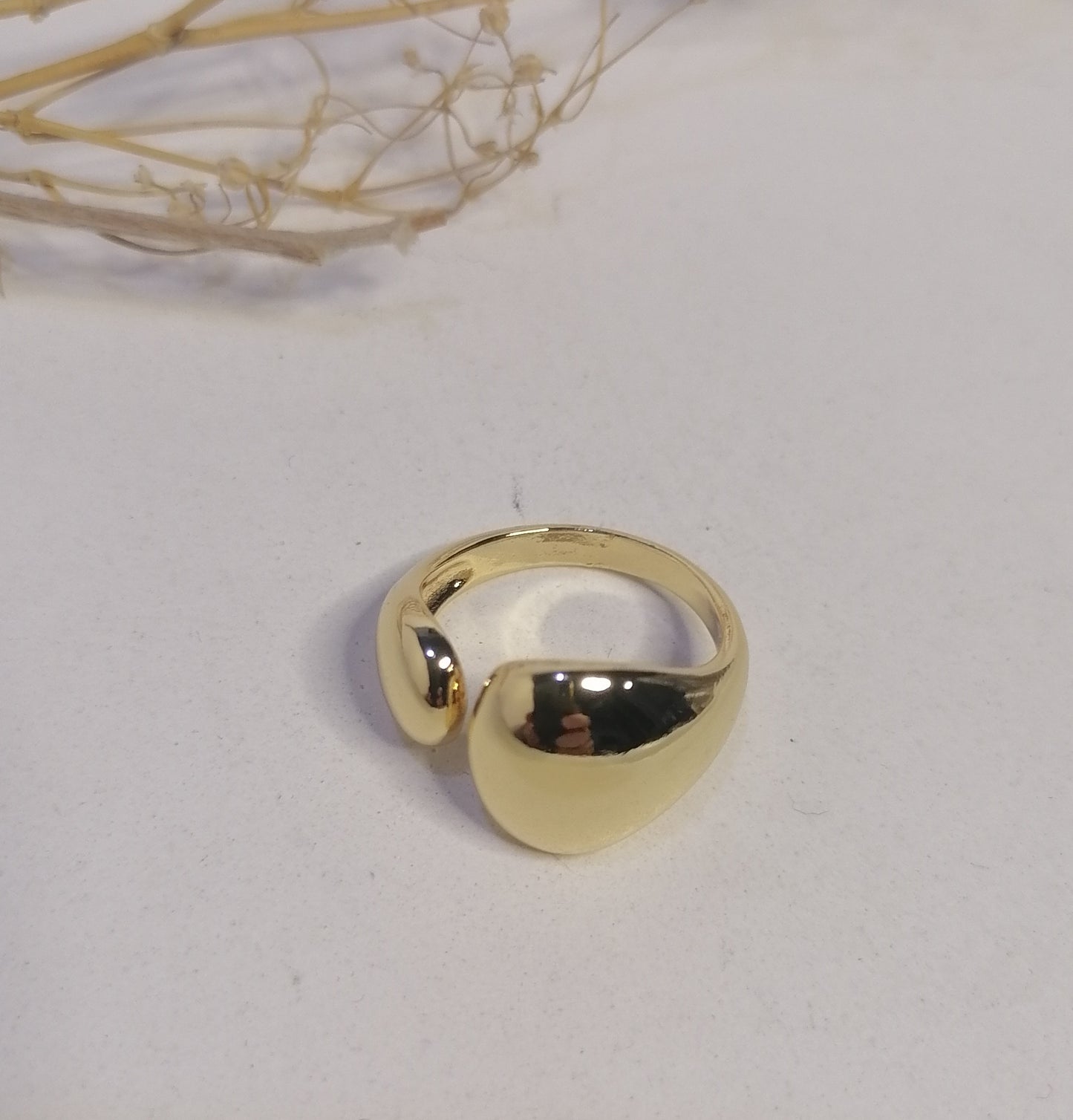 RD002 | Anillo abierto en acero dorado asimétrico