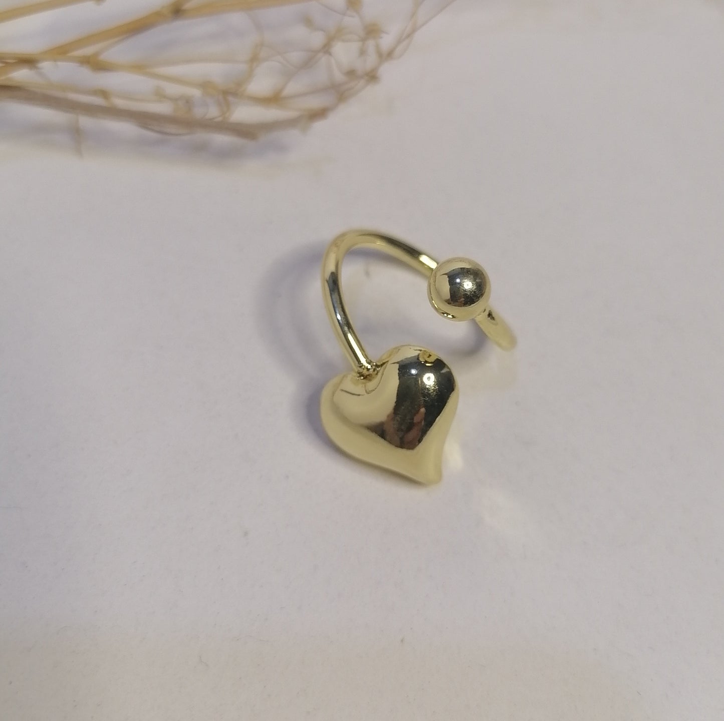 RD003 | Anillo abierto en acero dorado corazón y esfera
