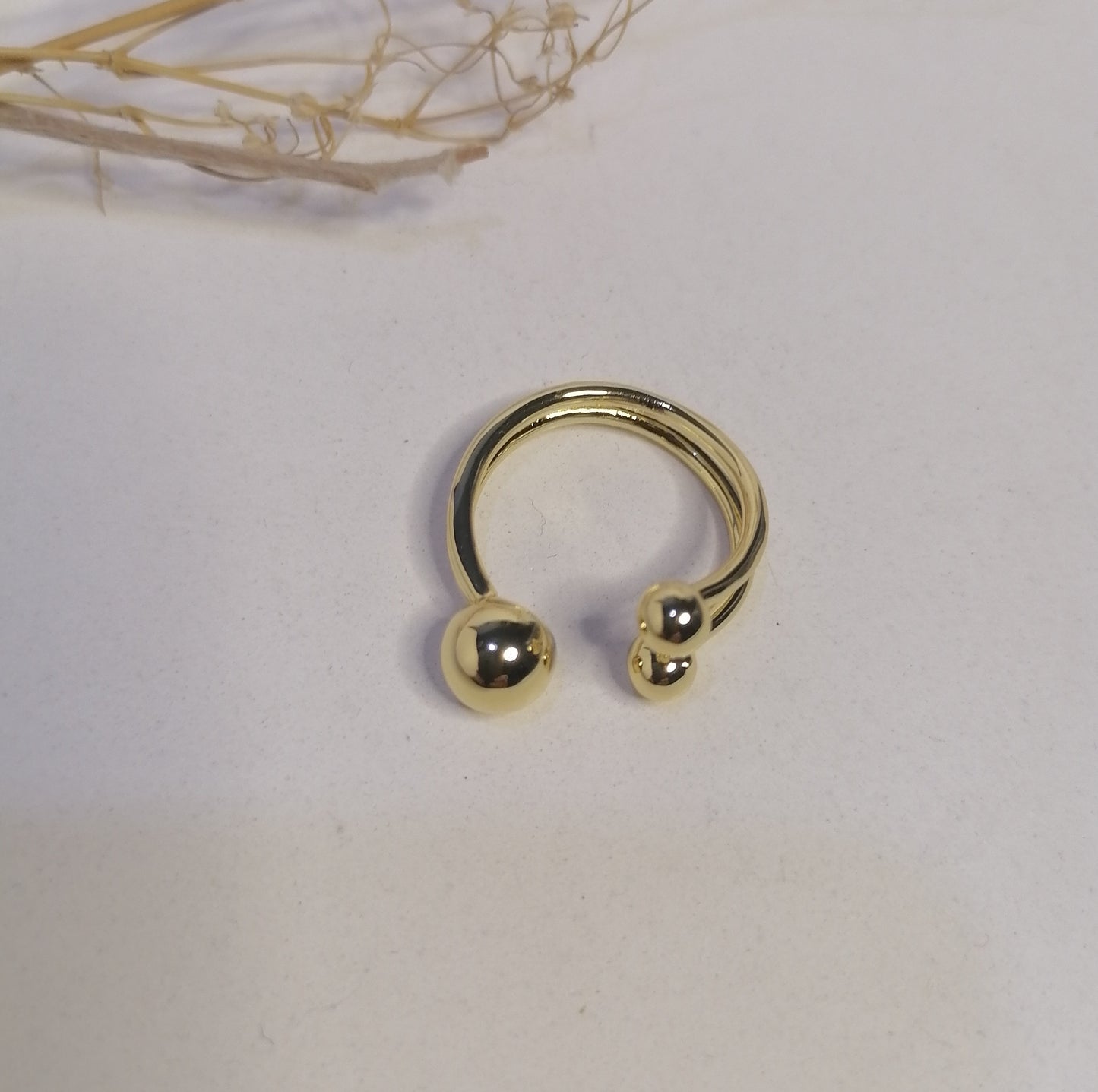 RD004 | Anillo abierto en acero dorado tres esferas