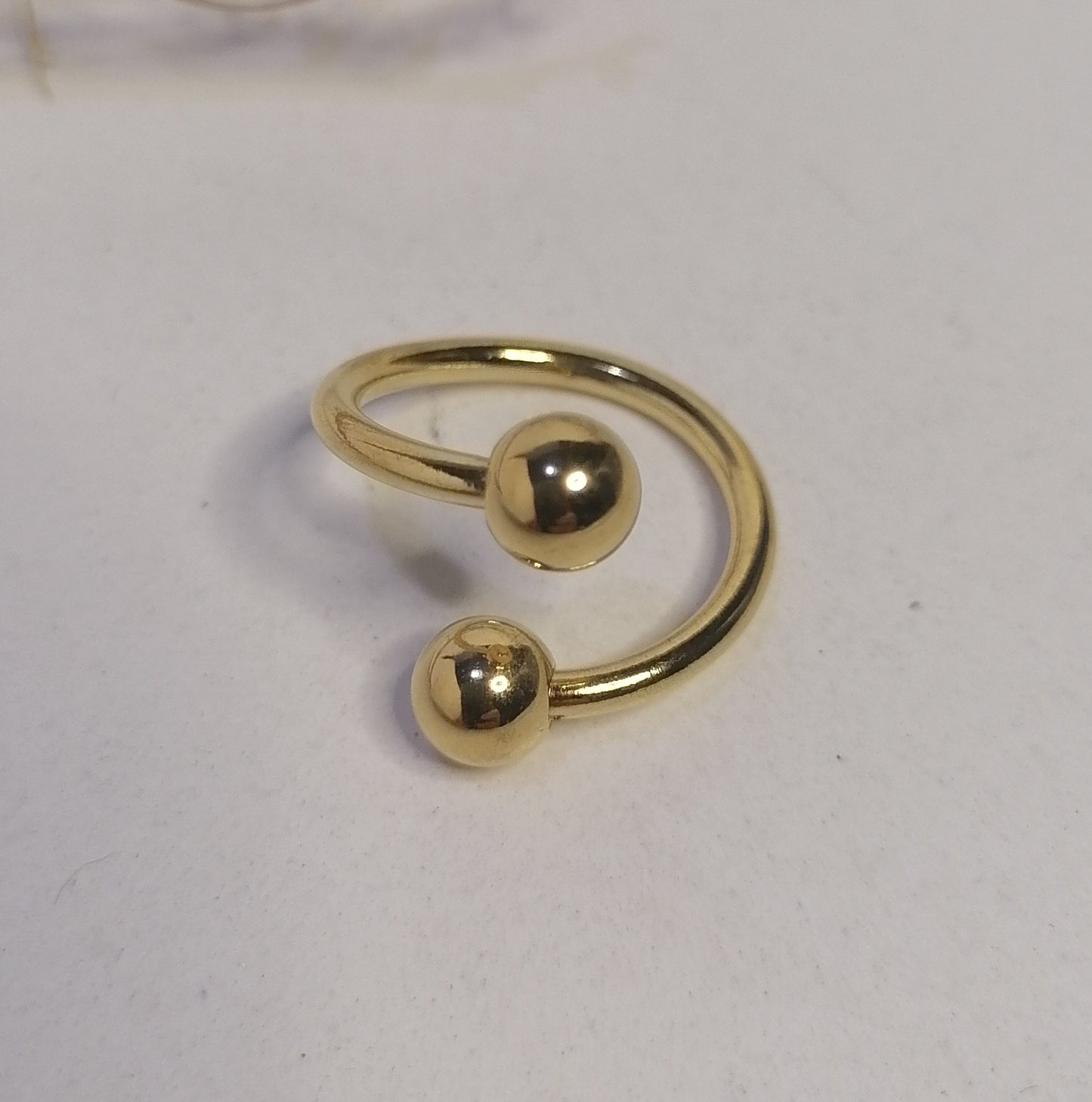 RD005 | Anillo abierto en acero dorado esferas