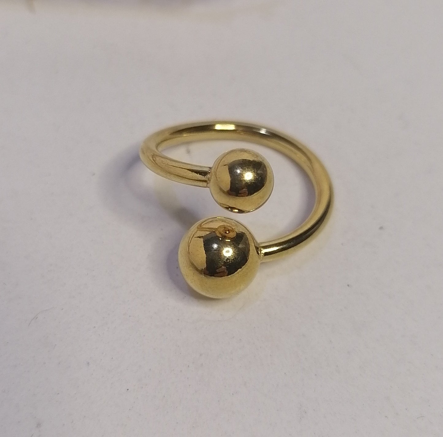 RD005 | Anillo abierto en acero dorado esferas