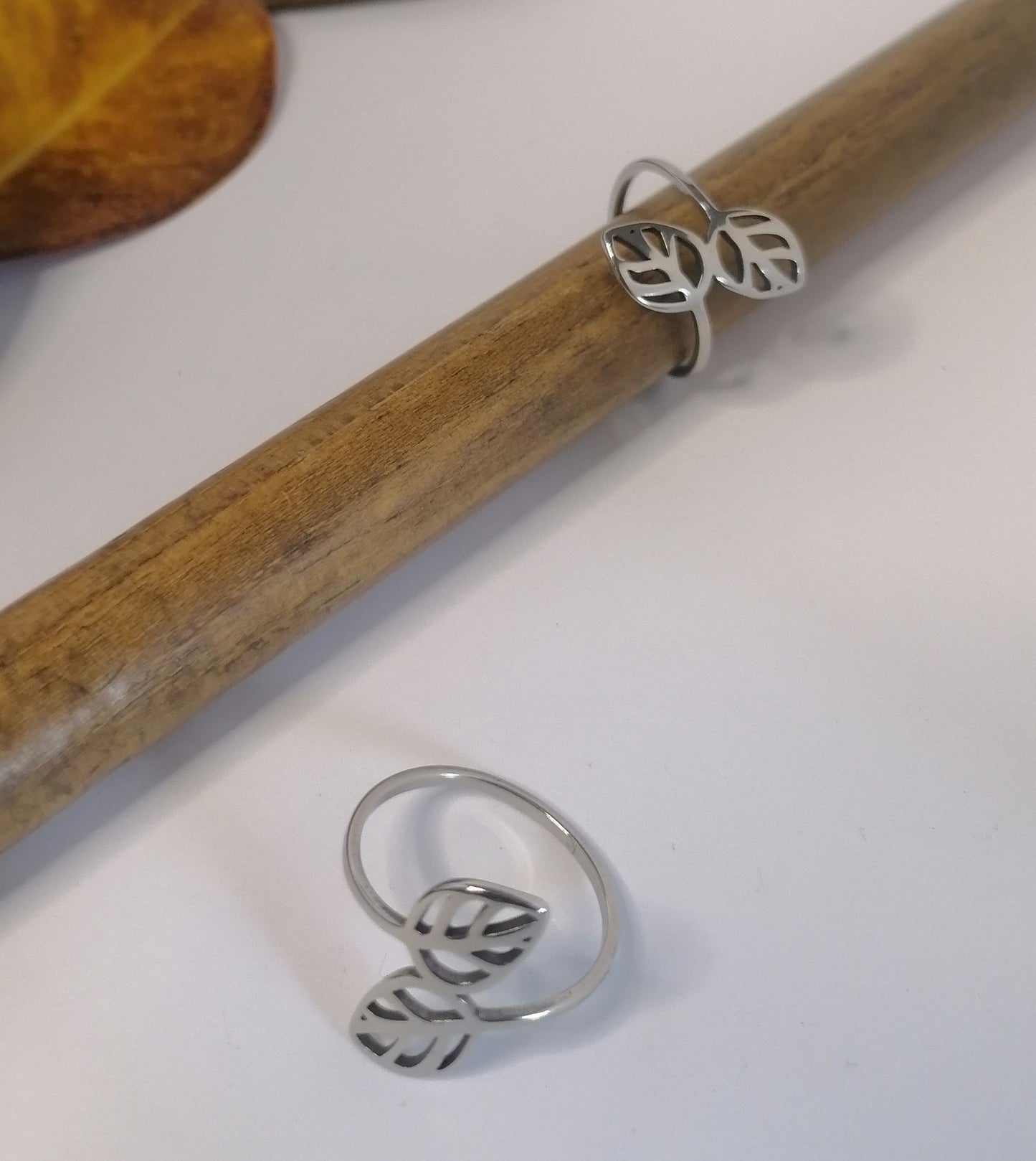 RQ004 | Anillo en acero inoxidable hojas