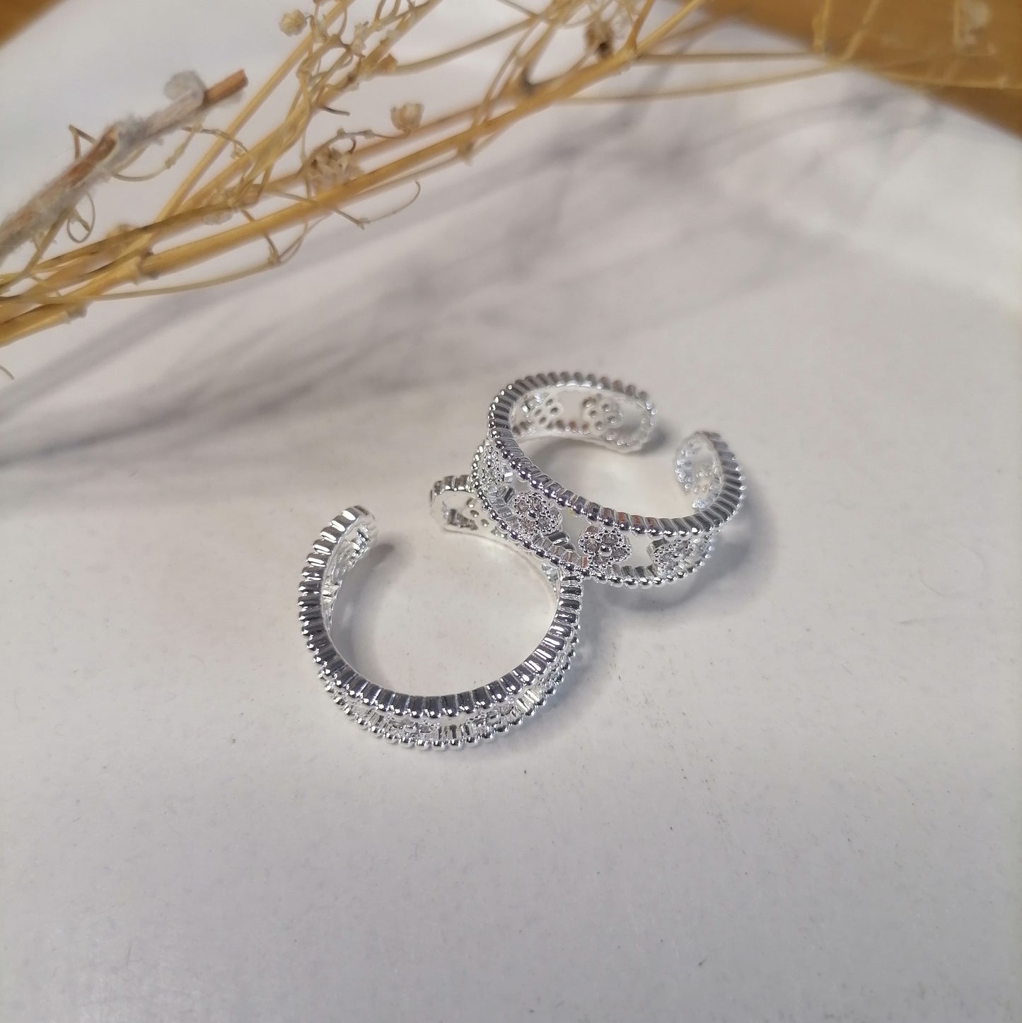 RQ024 | Anillo en acero blanco regulable con tréboles y circonias