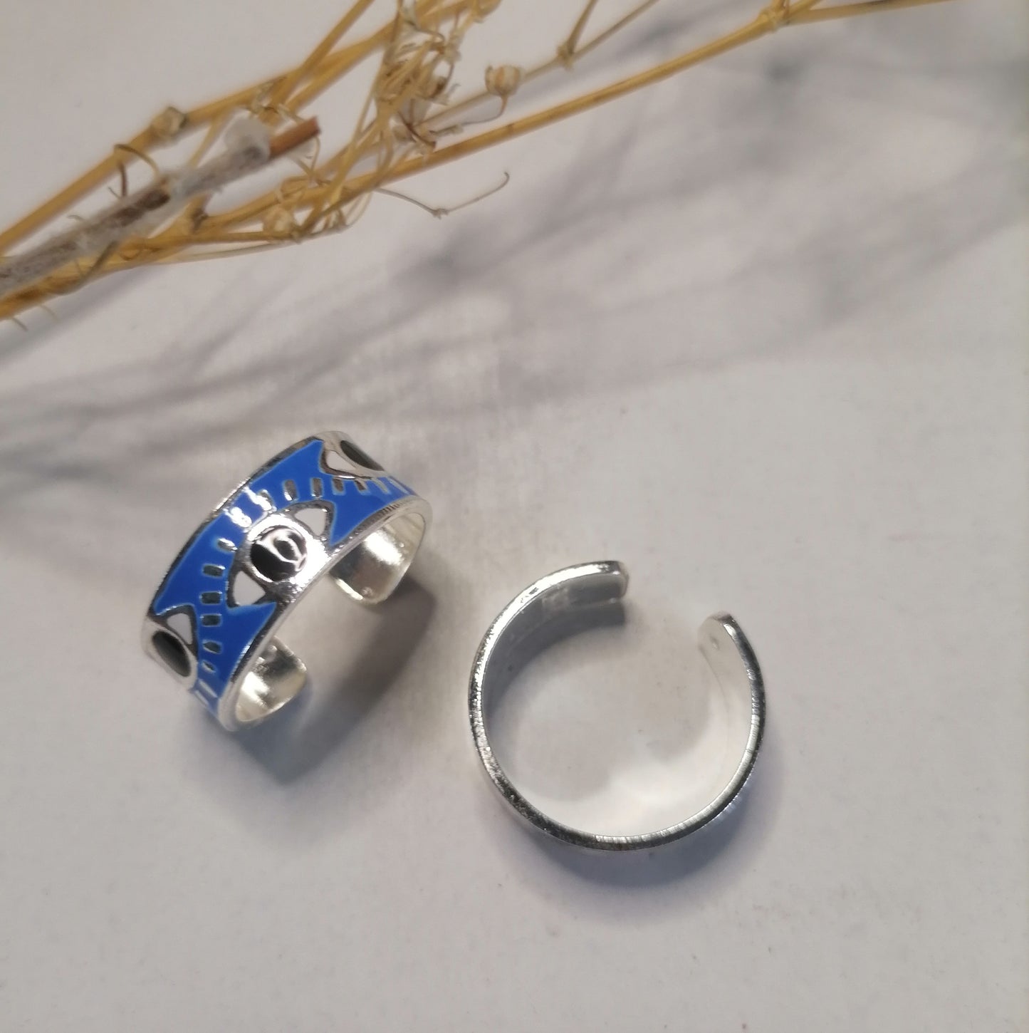 RQ025 | Anillo en acero blanco regulable esmaltado ojo protector