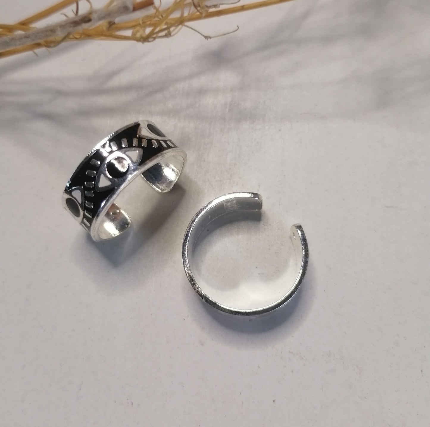 RQ025 | Anillo en acero blanco regulable esmaltado ojo protector
