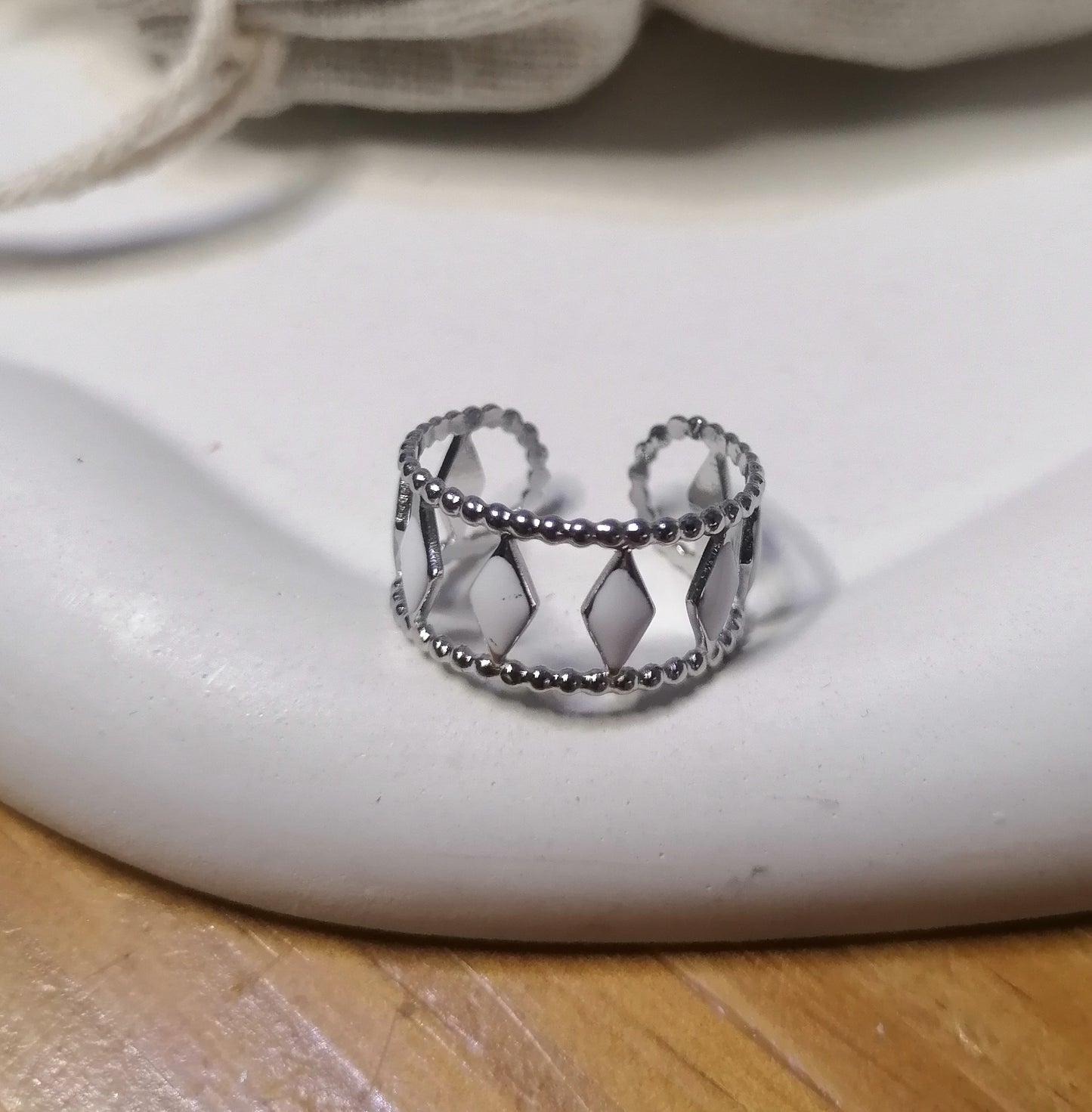 RQ031 | Anillo en acero inoxidable regulable y esmaltado blanco rombos