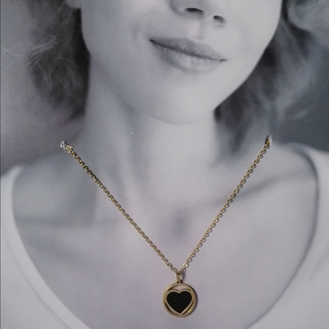 CD001 | Cadena con dije corazón en acero dorado y esmaltado negro