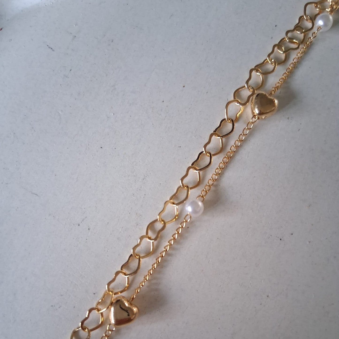 PD035 | Pulsera doble enchapada en oro corazones y perlitas