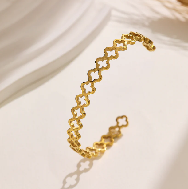 PD026 | Esclava en acero dorado tréboles calados
