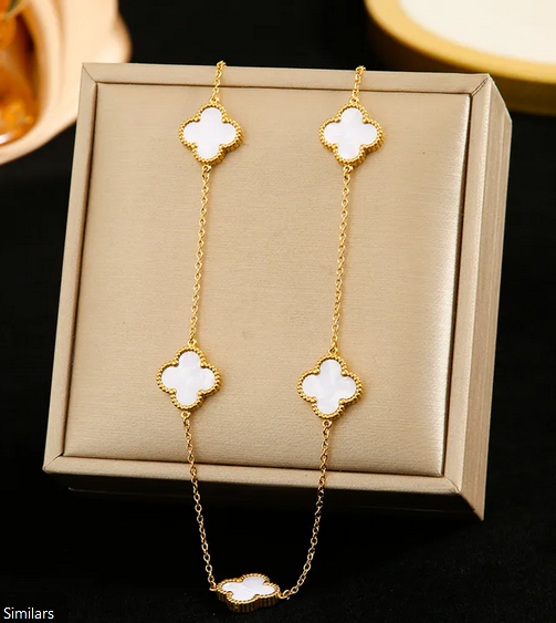 CD018 | Cadena con dijes tréboles de cuatro hojas en acero dorado y esmaltado blanco