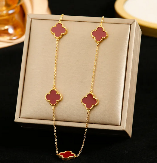 CD022 | Cadena con dijes tréboles de cuatro hojas en acero dorado y esmaltado rojo vino