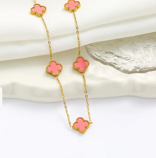 CD023 | Cadena con dijes tréboles de cuatro hojas en acero dorado y esmaltado rosado