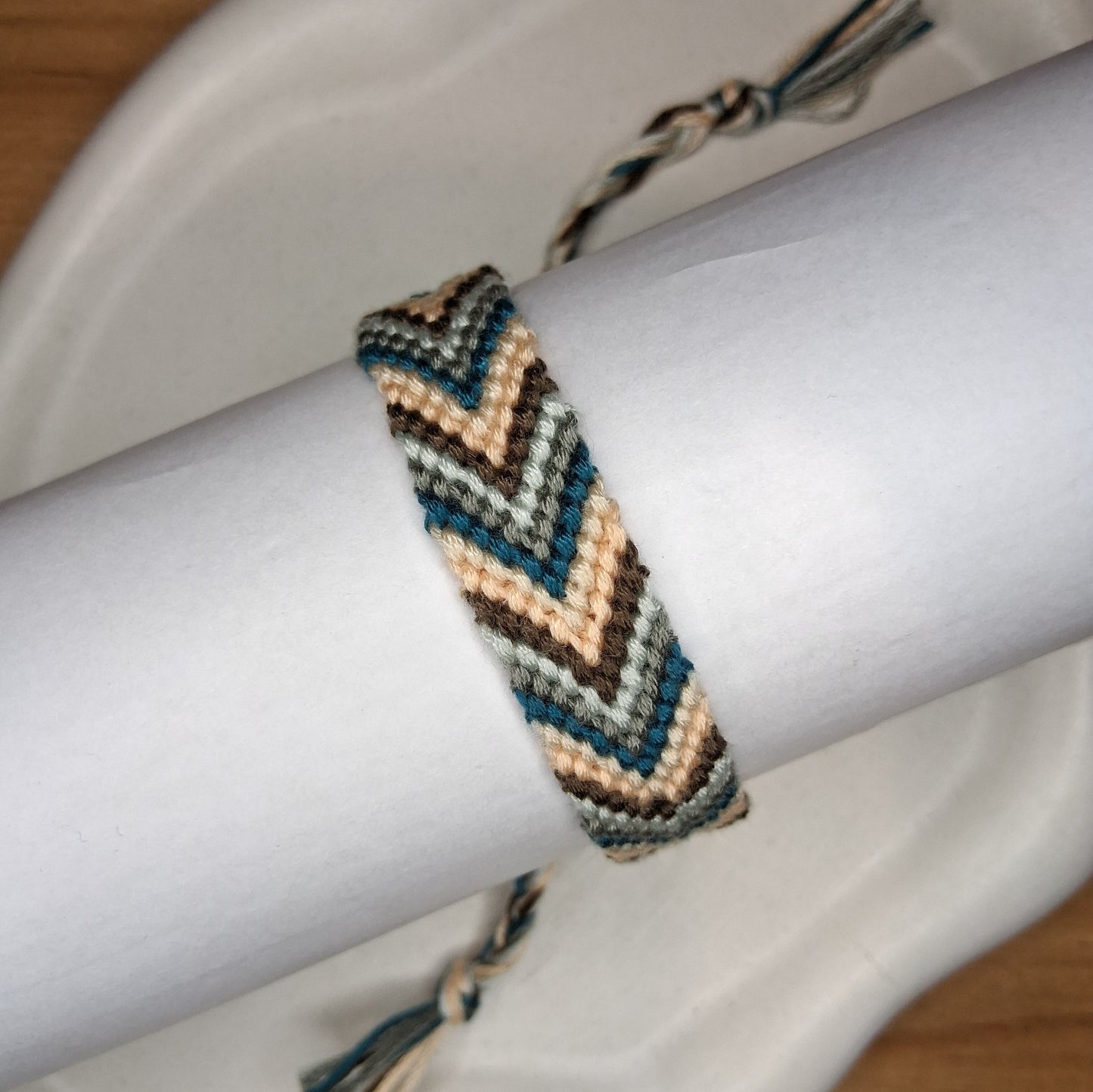 PT048 | Brazalete multicolor tejido ajustable en hilo de algodón diseño Chevron