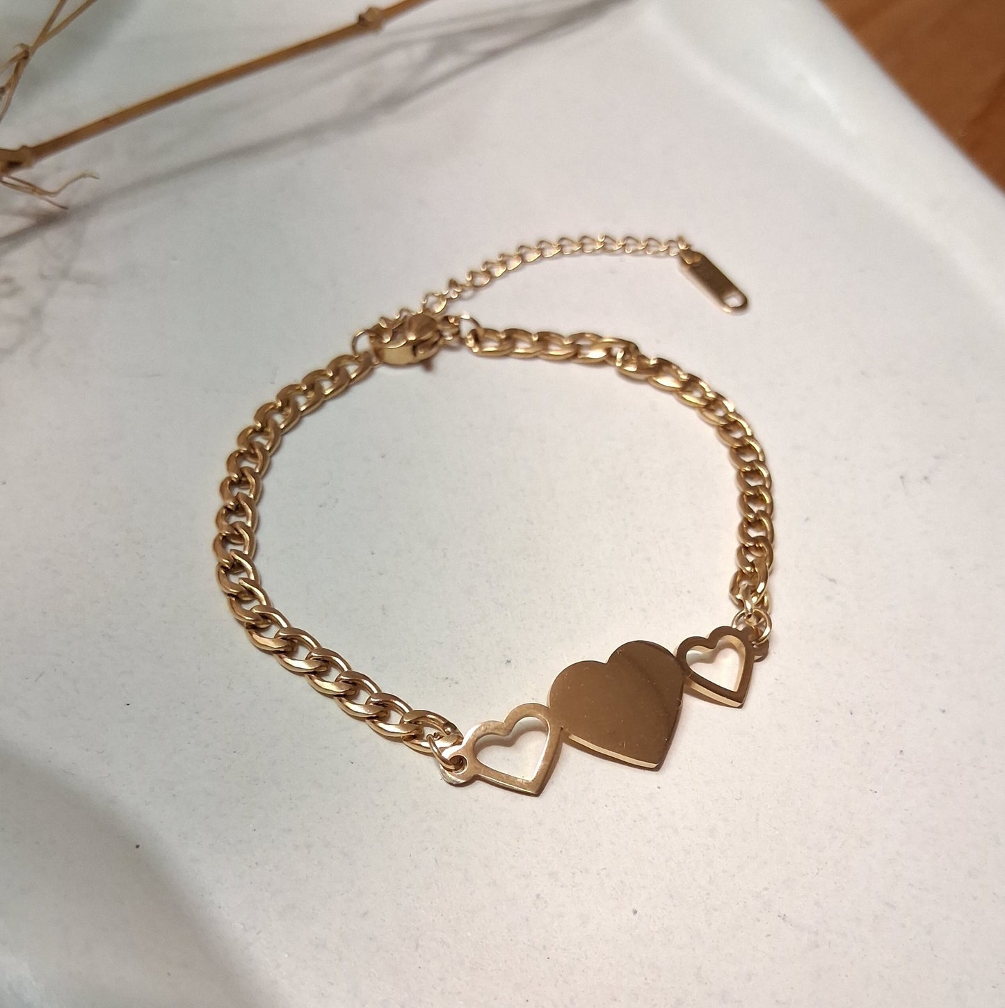 PD040 | Pulsera acero dorado tres corazones