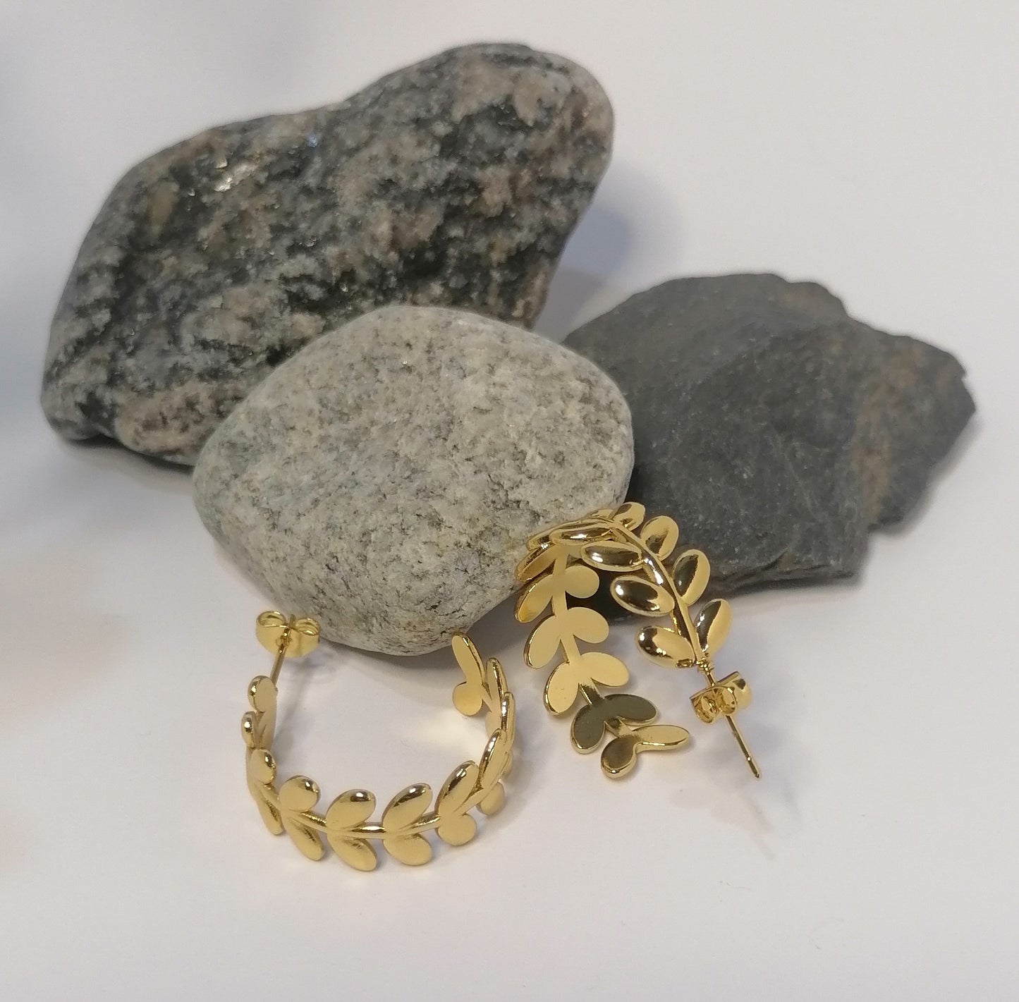 AD002 | Aros en acero dorado hojitas