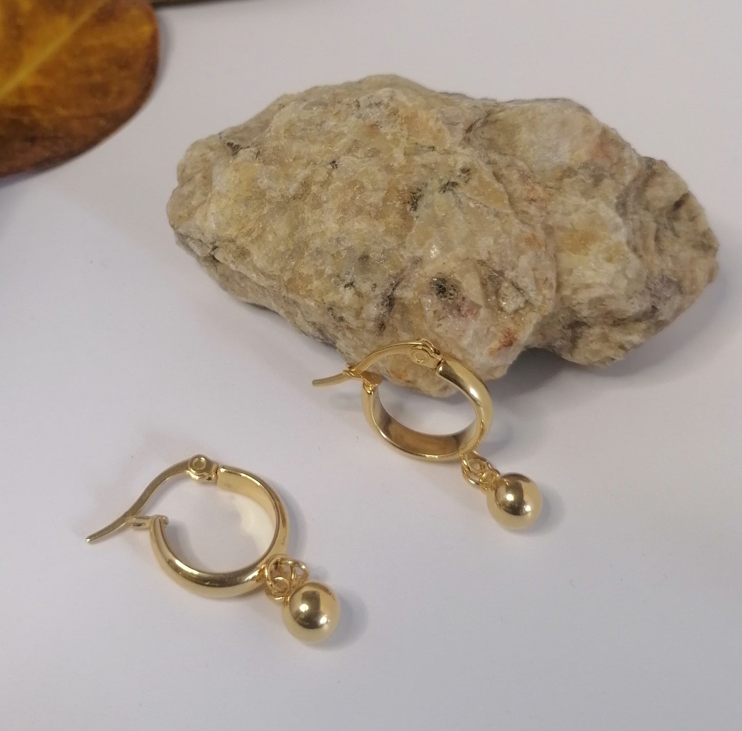 AD008 | Aros en acero dorado bola maciza