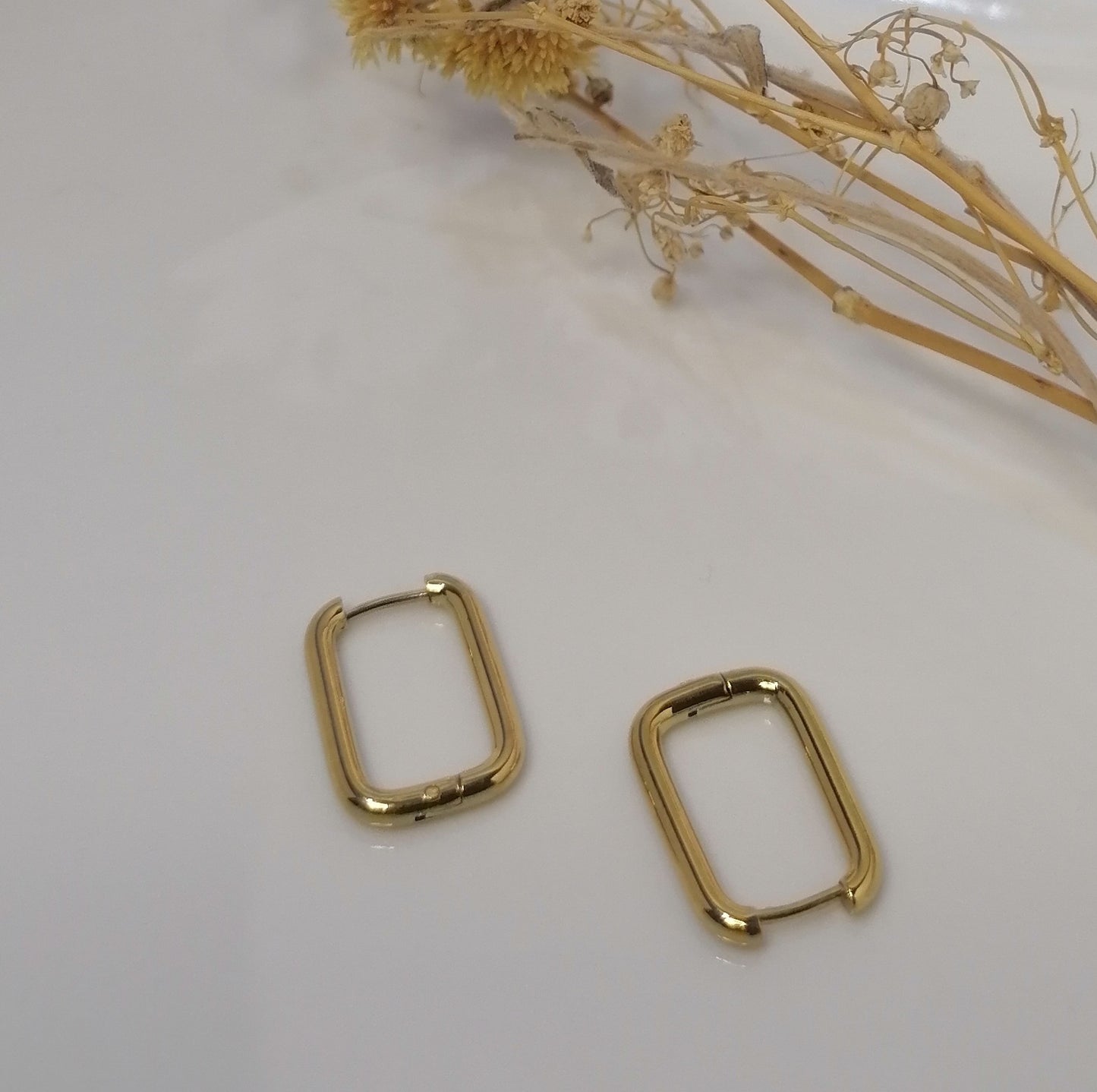 AD014 | Aros rectángulo lisos en acero dorado