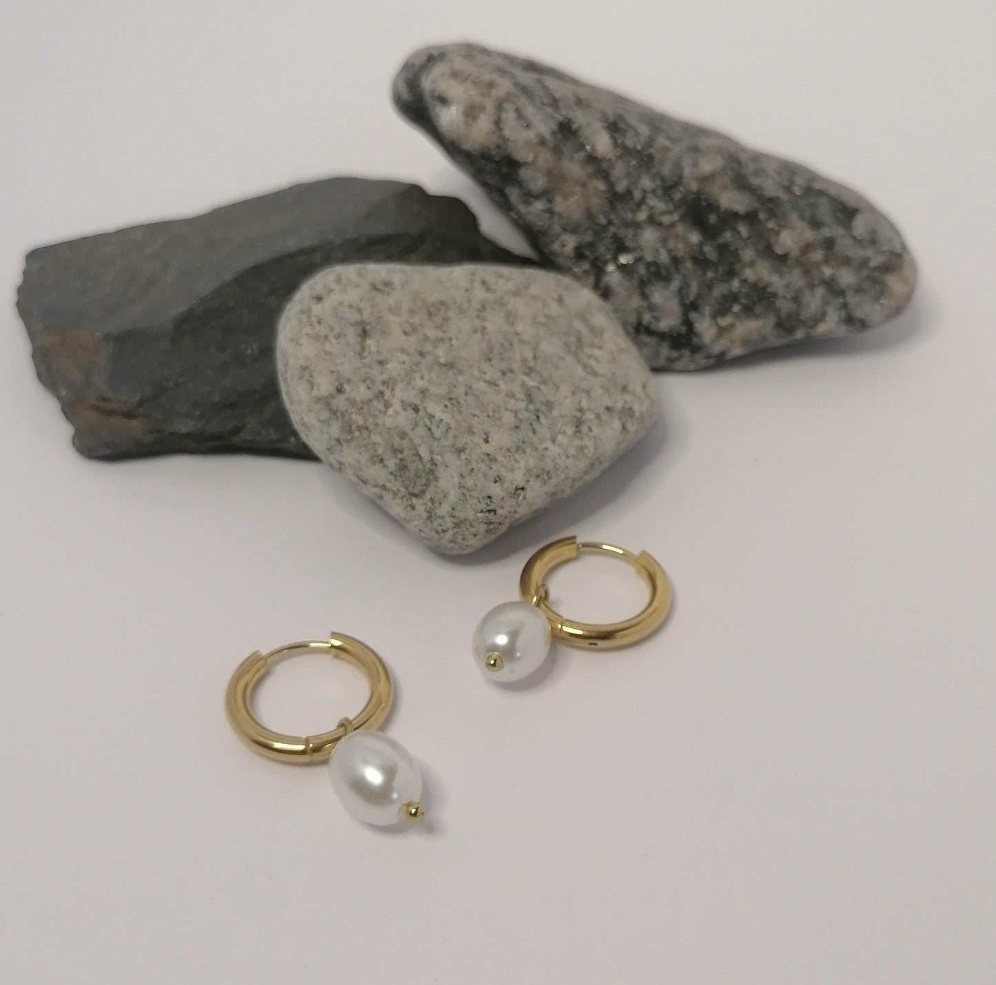 AD018 | Aros en acero dorado con perla