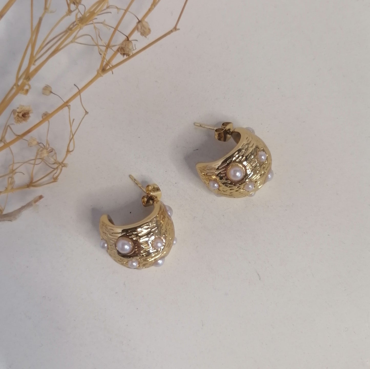 AD031 | Aros en acero dorado con incrustaciones de perlas